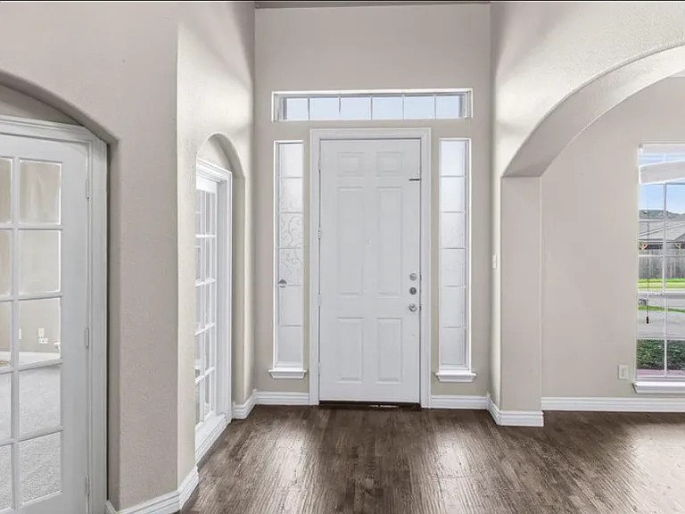 2622 Westwind Dr — Photo 1