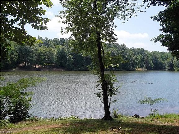 4th image of 682 N Lake Dr