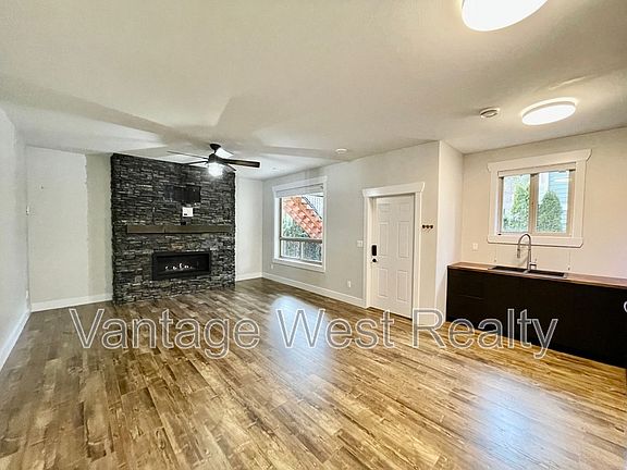 5th image of 2066B Sunview Dr