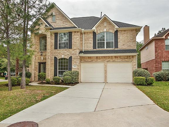 Alternate view of this charming home showcasing its awesome curb appeal and lush landscape! Roof 2018.