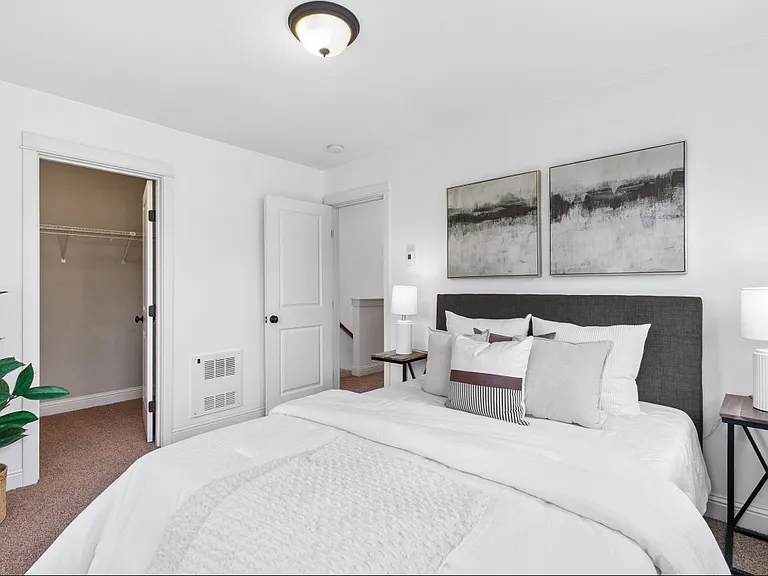 Guest room 1 w/walk in closet (3rd floor)
