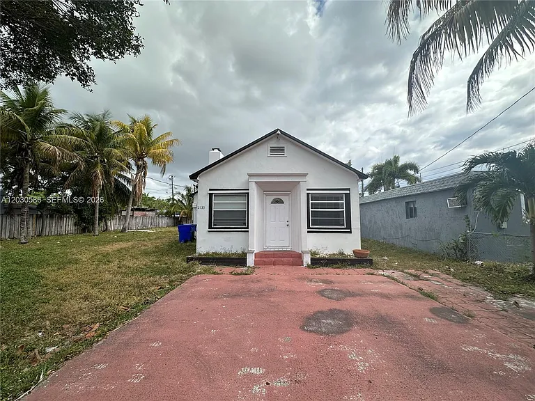 2135 Lincoln St — Photo 2