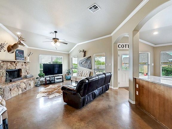 5th image of 213 Sarahs Ln