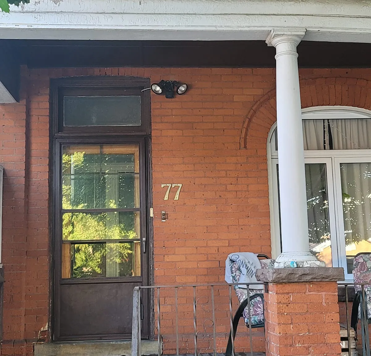 2 Bedroom in Desirable Location Steps to Locke St — Photo 2