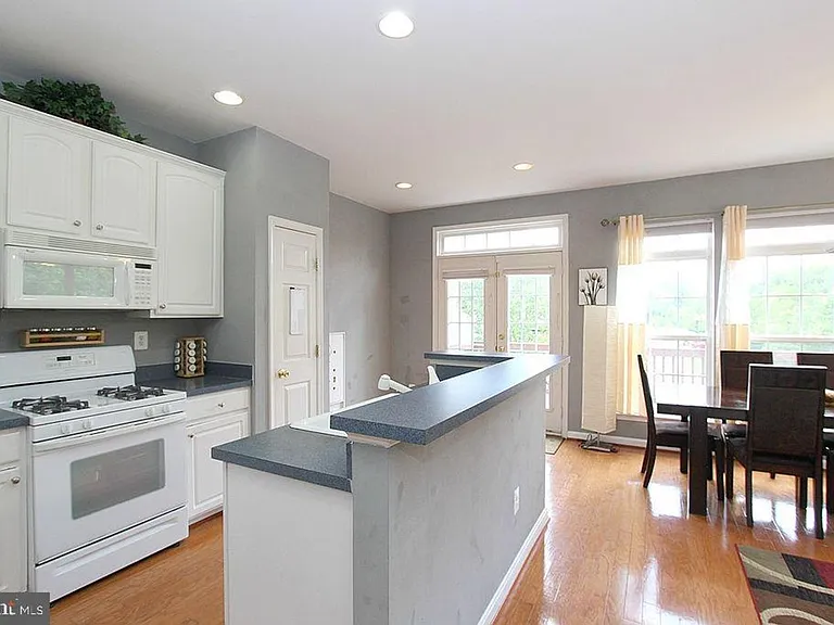 44269 Cornish Ln — Photo 4