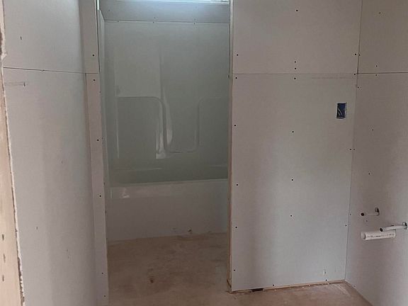 4th image of 215 Midland Dr