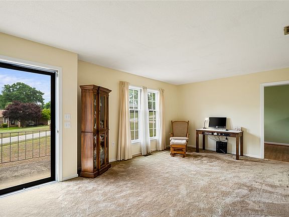 5th image of 403 Blackberry Ln