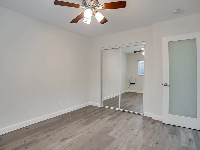 Retro Style Apartment Building with Pool and Gym - Secure, Modern and Lease-Ready! — Photo 22