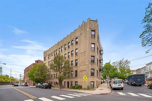 787 Summit Ave — Photo 1