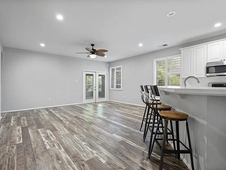 421 Livingstone Ln — Photo 11