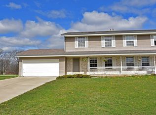 8815 S Knollhaven Dr, Oak Creek, WI 53154