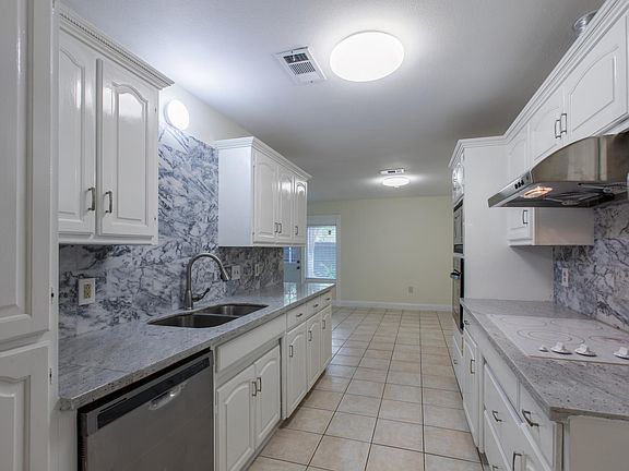 4th image of 3113 Oxford Ct