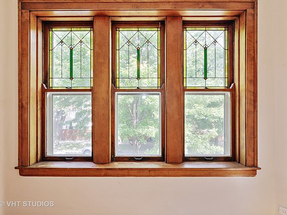 3rd image of 5655 W Ainslie St