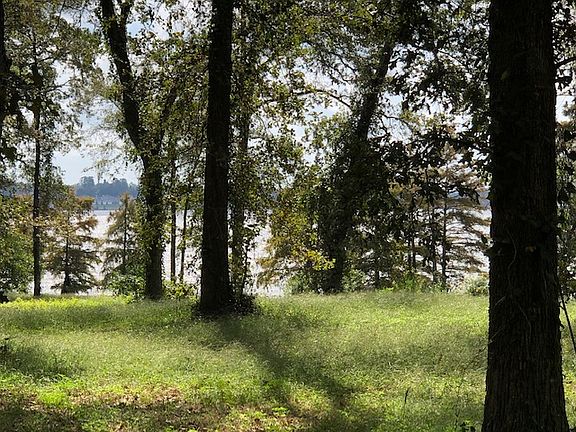3rd image of Oak Point Dr