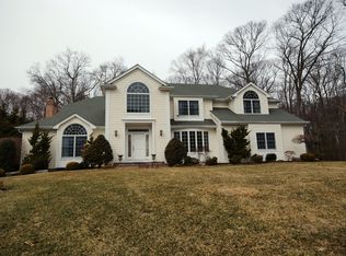 35 Nadworny Ln, Stony Brook, NY 11790