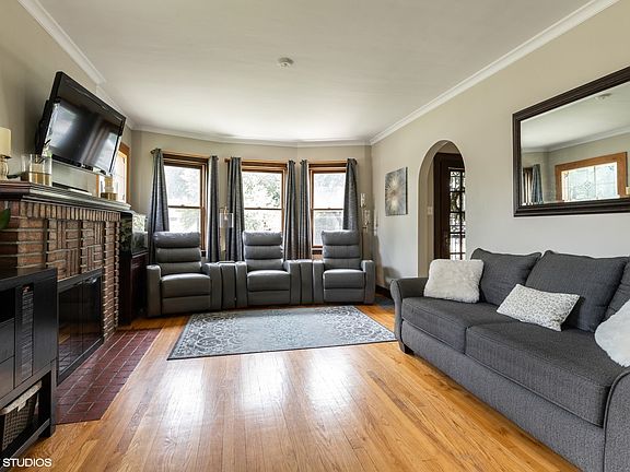 3rd image of 834 Woodlawn Ave