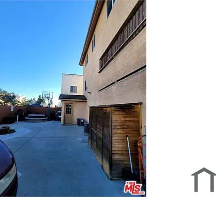 887 E 40th Pl #C — Photo 6
