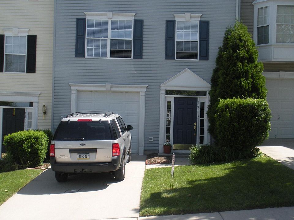 Large Townhouse with 1 Car Garage