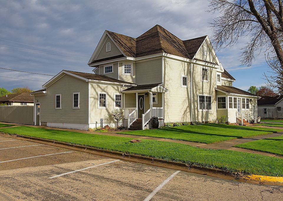 1st image of 207 W 2nd St