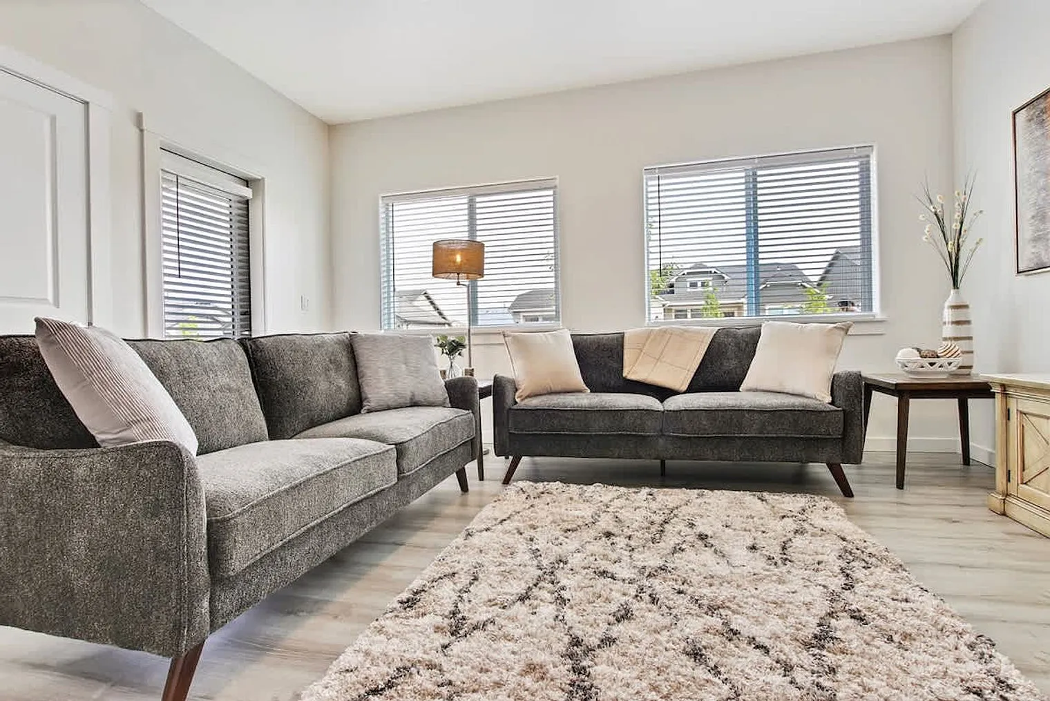 3 bed, 2.0 bath, 1797 sqft, $4,704 — Photo 2