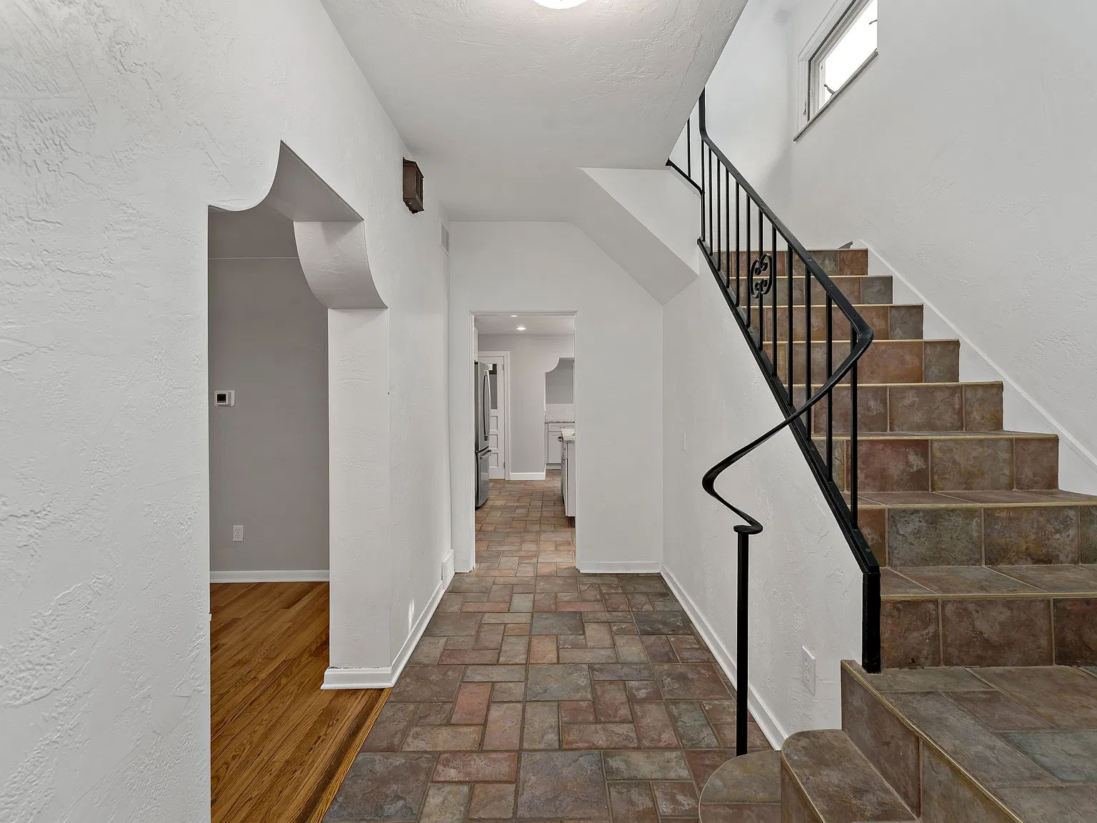 4 bed, 2.5 bath, 2026 sqft, $2,600 — Photo 2