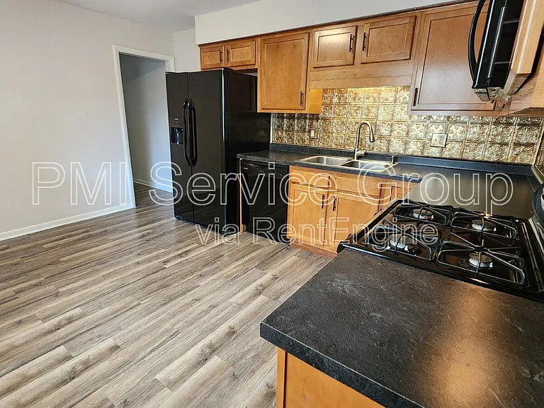 229 Hickory St — Photo 3