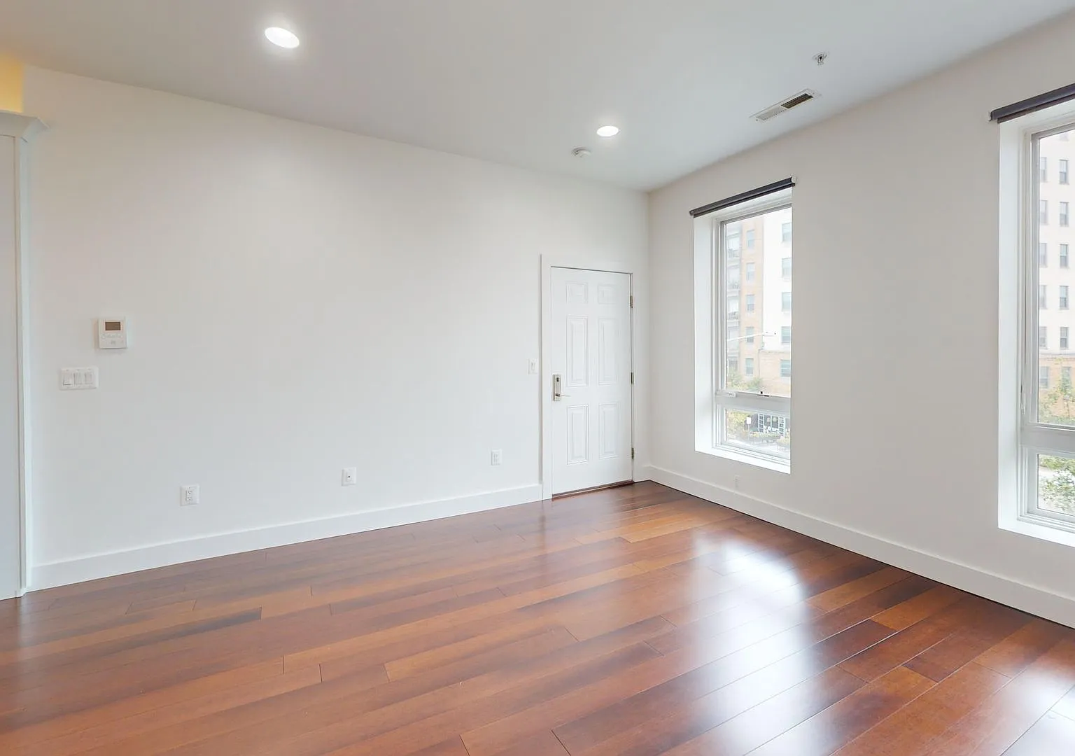 Amazing Two-Bedroom Columbia Heights W/Vaulted Ceilings, Washer/Dryer In Unit — Photo 4
