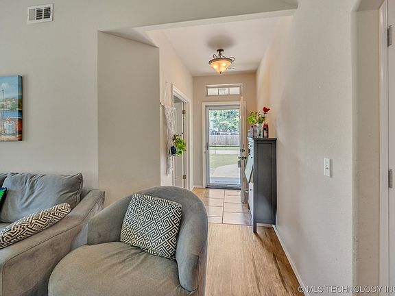 4th image of 121 S Kalanchoe Ave