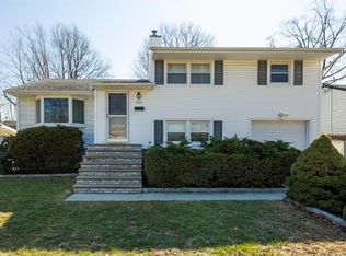 13 Burnham Dr, Fords, NJ 08863
