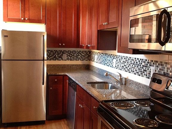 2nd image of 1123 W Grace St #26
