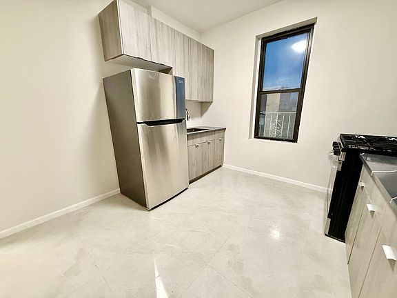 3rd image of 1902 Kings Hwy #3R