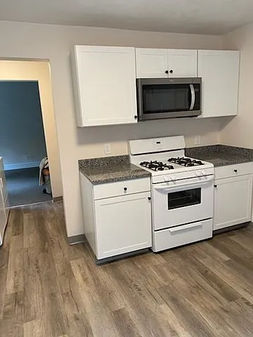 3 bed, 1.0 bath, 1000 sqft, $2,700 — Photo 3