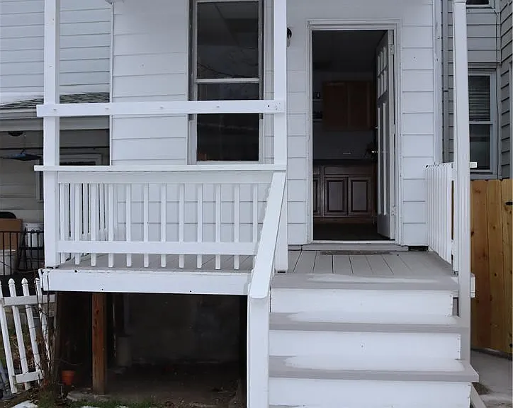 319 N Columbia St — Photo 5