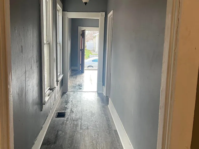 2509 Howard St — Photo 8