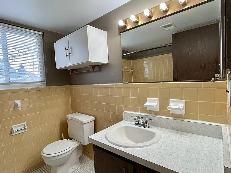 939 James St — Photo 10