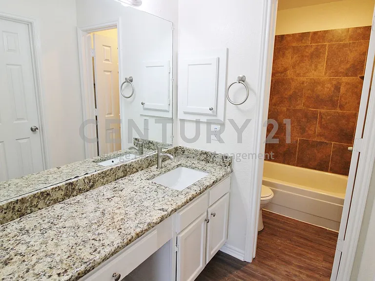 1103 Hemlock Ct — Photo 9