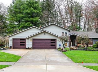 6585 Strathmore Dr, Valley View, OH 44125