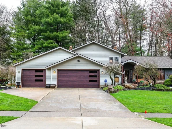 6585 Strathmore Dr, Valley View, OH 44125