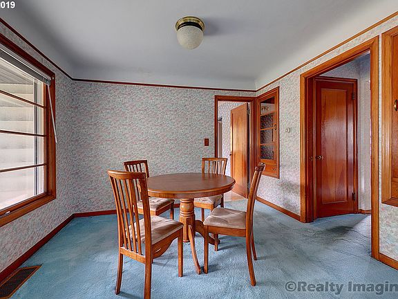 5th image of 2929 SE Courtney Ave
