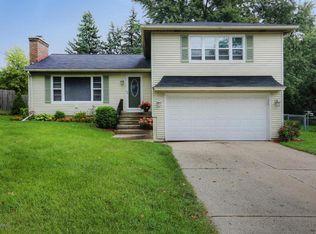 1306 Worcester Dr NE, Grand Rapids, MI 49505