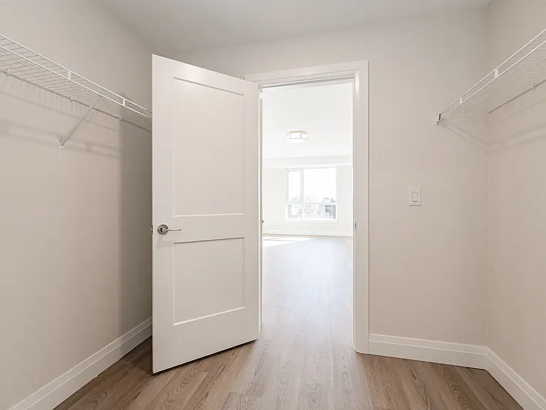 460 Columbia St W — Photo 209