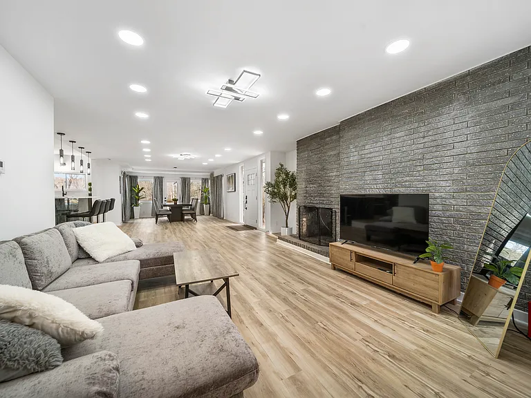 325 Russell Rd — Photo 18