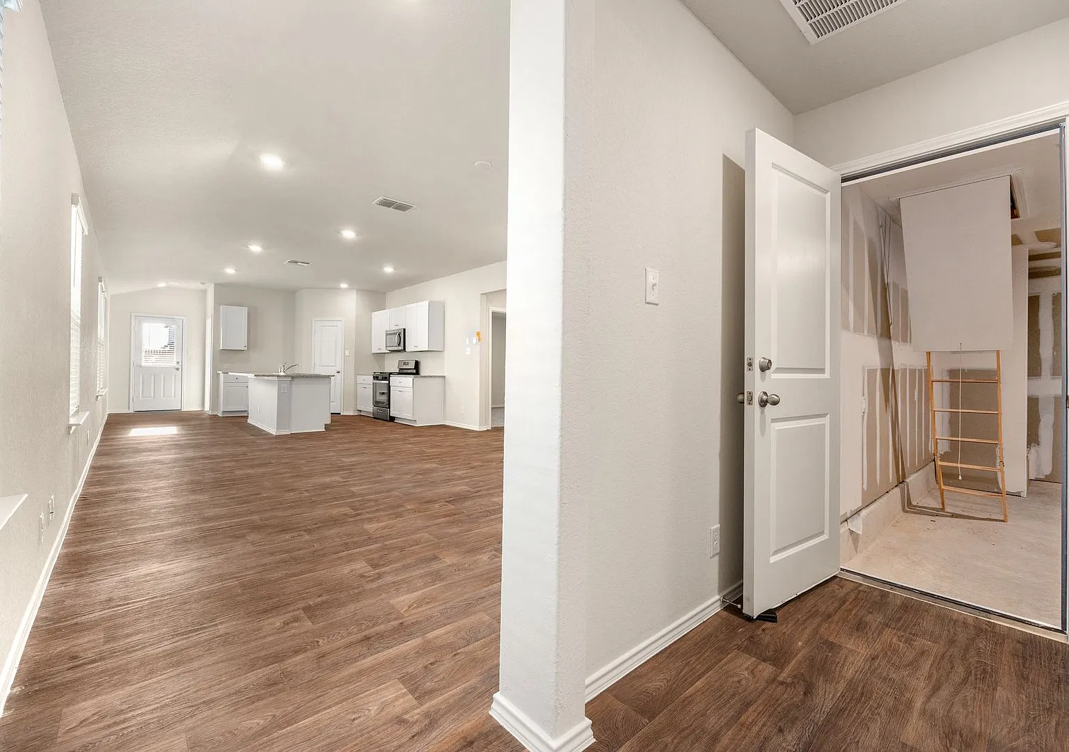 Like-New 3-Bedroom Home in San Antonio | Covered Patio + 2-Car Garage! — Photo 2