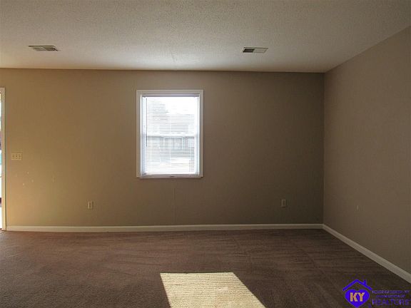 5th image of 300 Berkley Ct