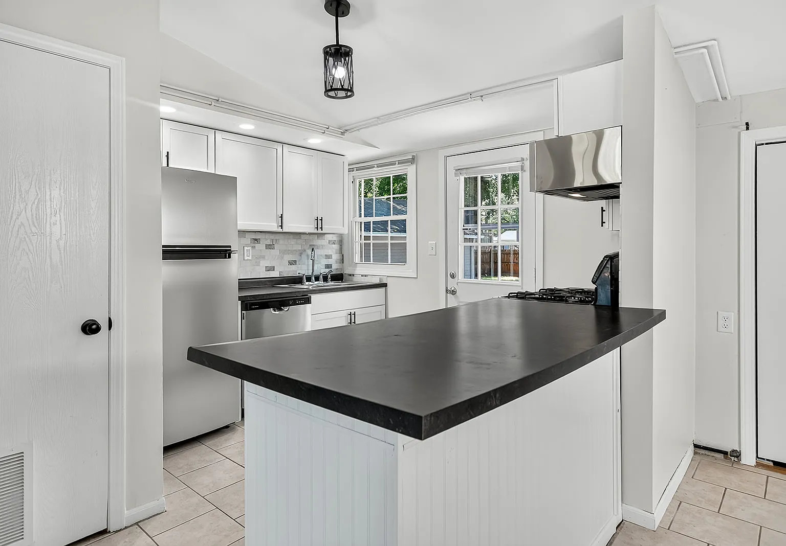 3 bed, 908 sqft, $1,800 — Photo 4
