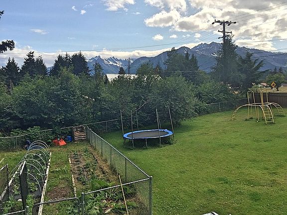 garden/yard/mountain view