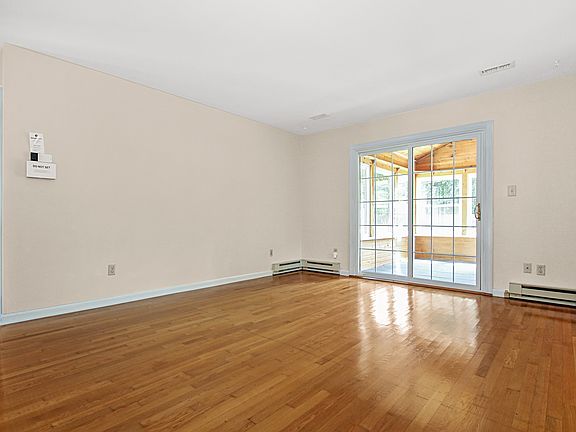5th image of 216 Bentley Dr