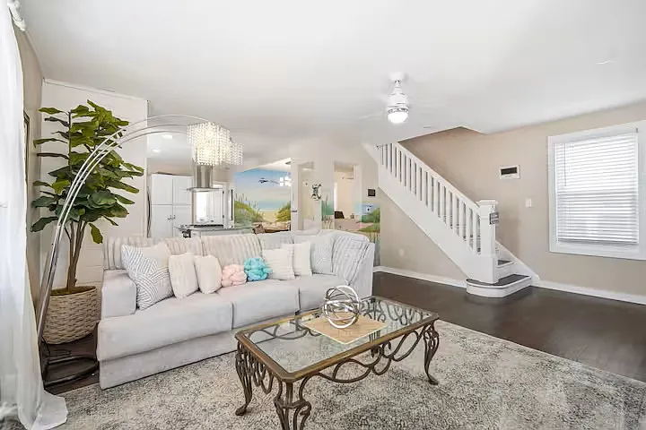 4 bed, $2,500 — Photo 1