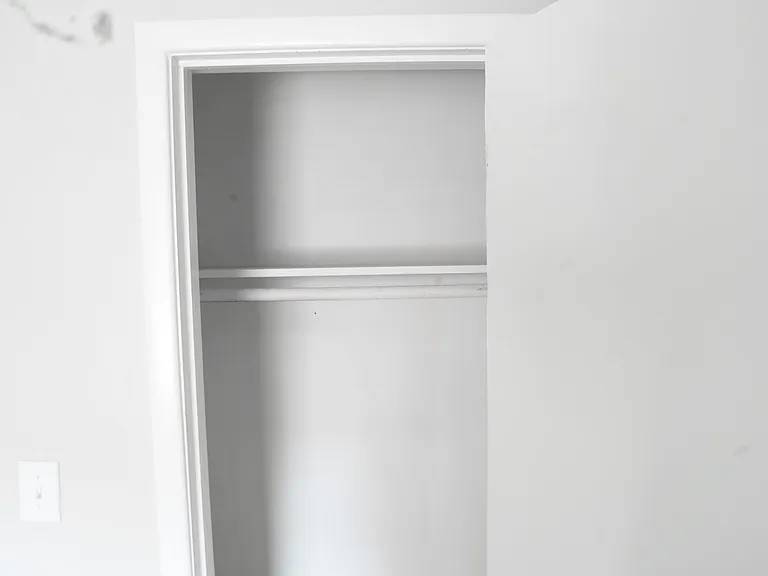 ROOM 2 CLOSET
