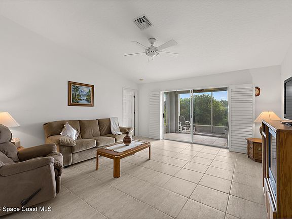 5th image of 967 Villa Dr